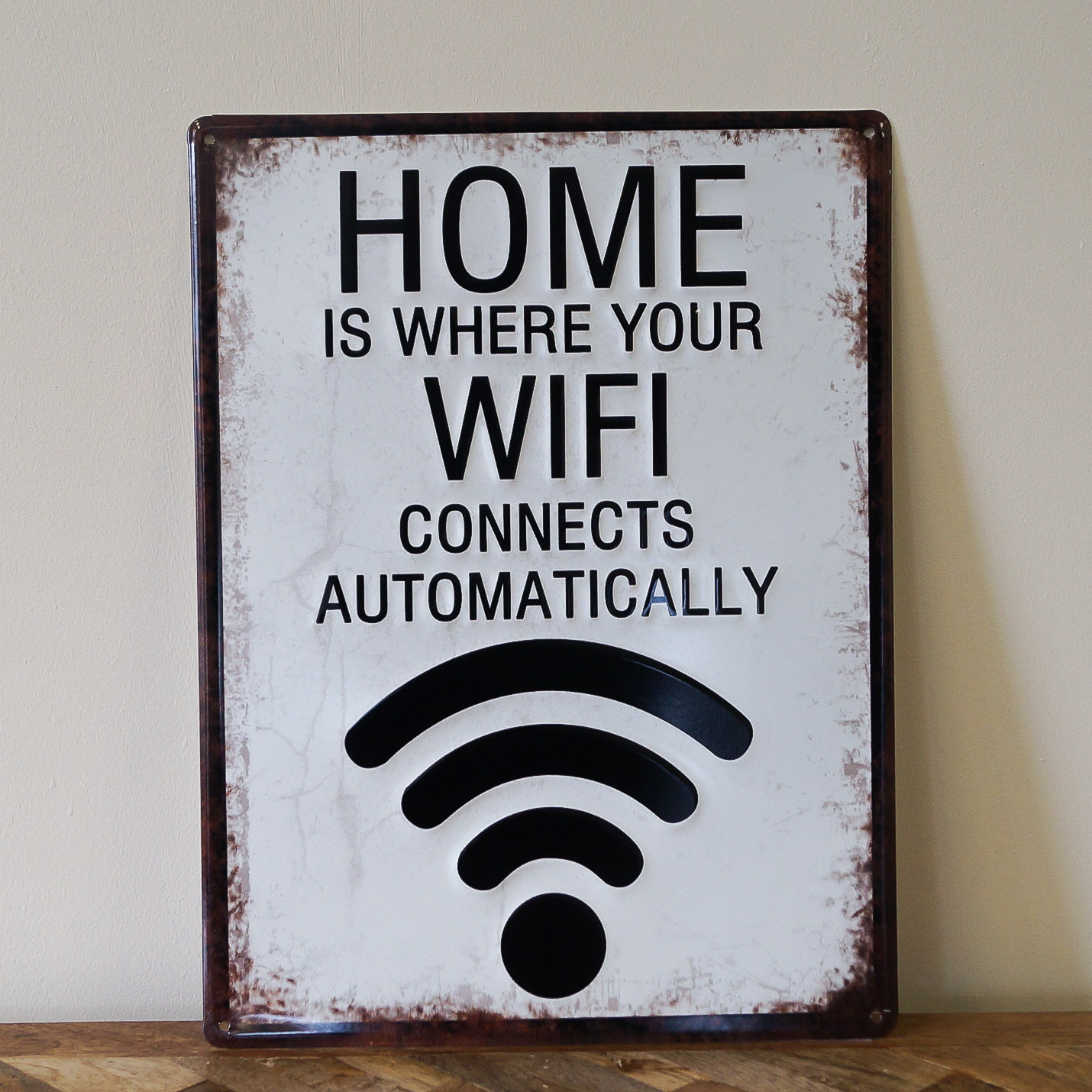 HomDeo Targa Metallica Retrò 40x30 Cm – 'Home Is Where The WiFi Connects Only' – Decorazione Parete